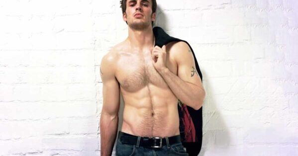 brutálny muž so zväčšeným penisom