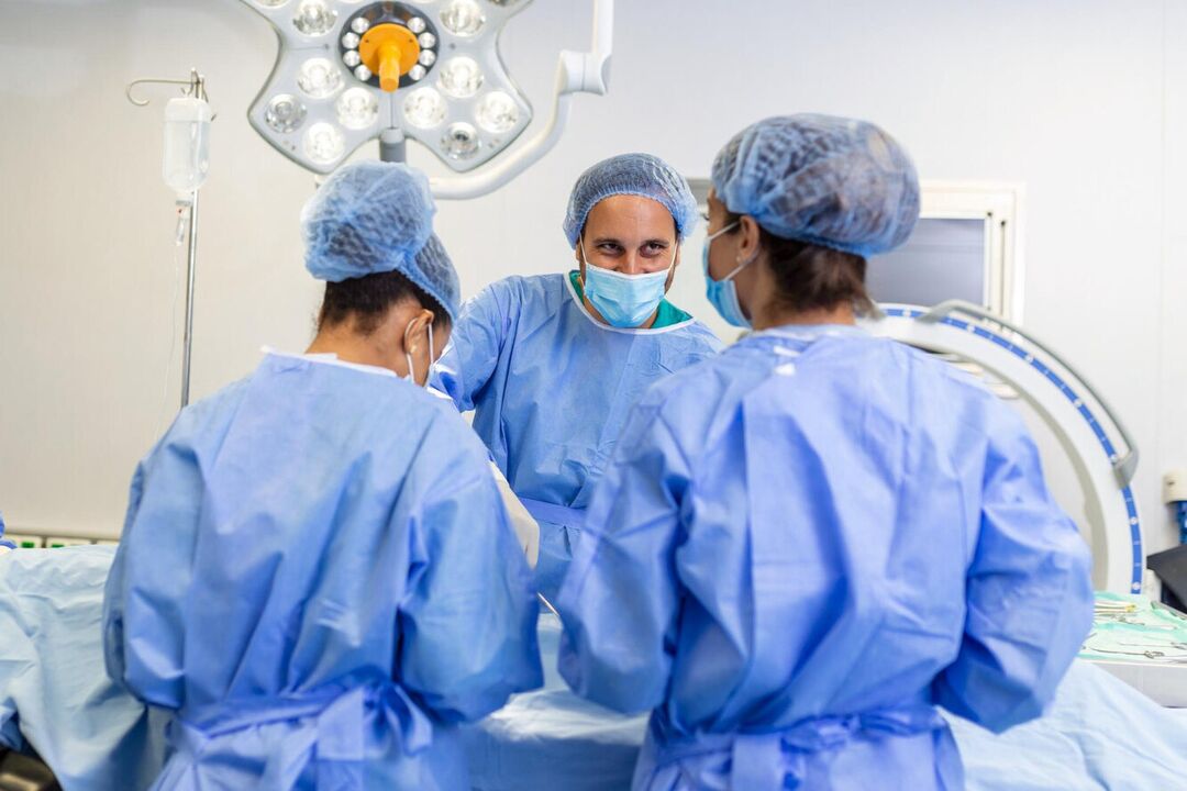 Plastickí chirurgovia vykonávajú operáciu na zväčšenie mužského penisu
